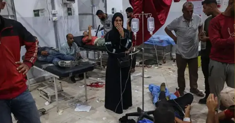 গাজার একটি হাসপাতালের ভেতরের দৃশ্য